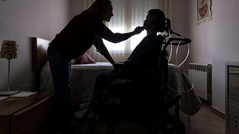 Mujer con chica en silla de ruedas