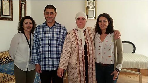 Cuatro adultos, colaboradores Fundación porqueViven, posan sonrientes en Madrid; destacan diversidad y calidez humana