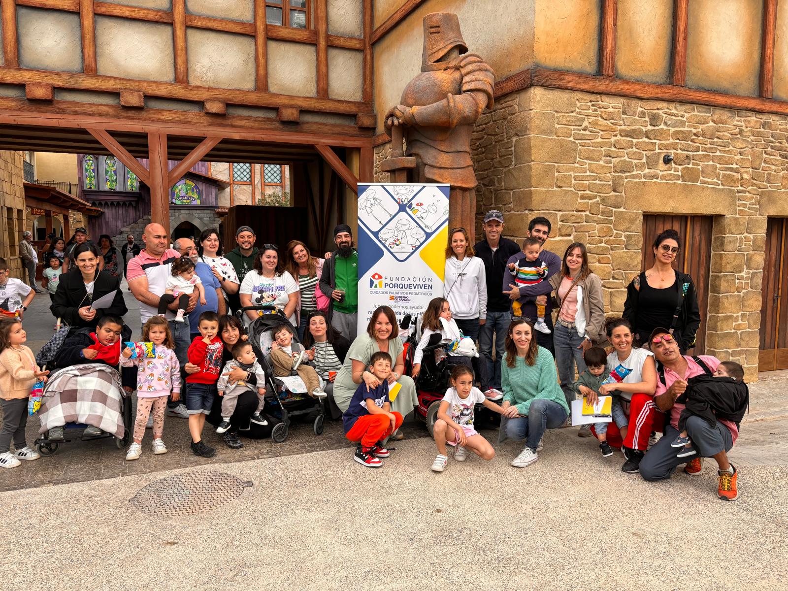 Familias y profesionales de junto a frente a un edificio histórico
