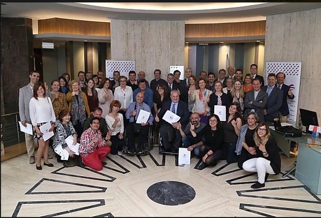 Profesionales Fundación porqueViven, en Madrid, posan juntos tras recibir certificados en cuidados paliativos pediátricos
