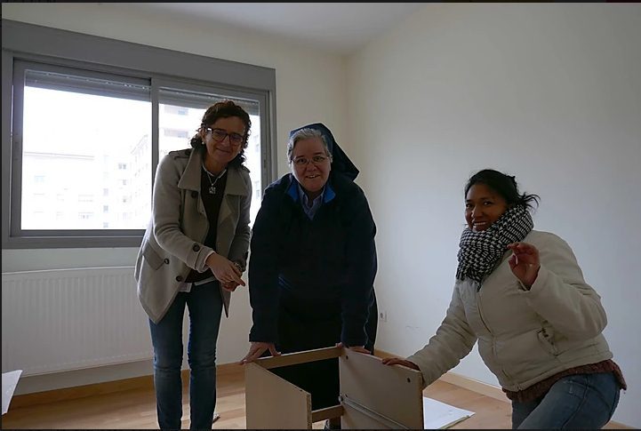 En una sala luminosa de Madrid, voluntarias Fundación porqueViven montan mobiliario infantil con calidez y esperanza