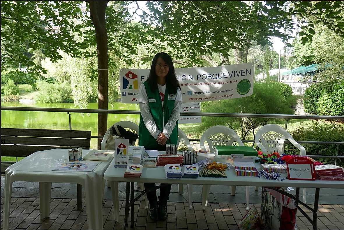 Una representante Fundación porqueViven atiende una mesa informativa sobre