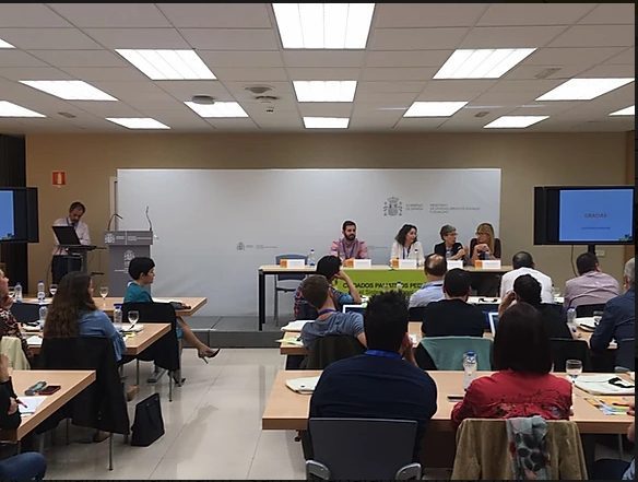Sala de conferencias en Madrid con asistentes escuchando a cinco ponentes Fundación porqueViven; pantalla muestra "GRACIAS"