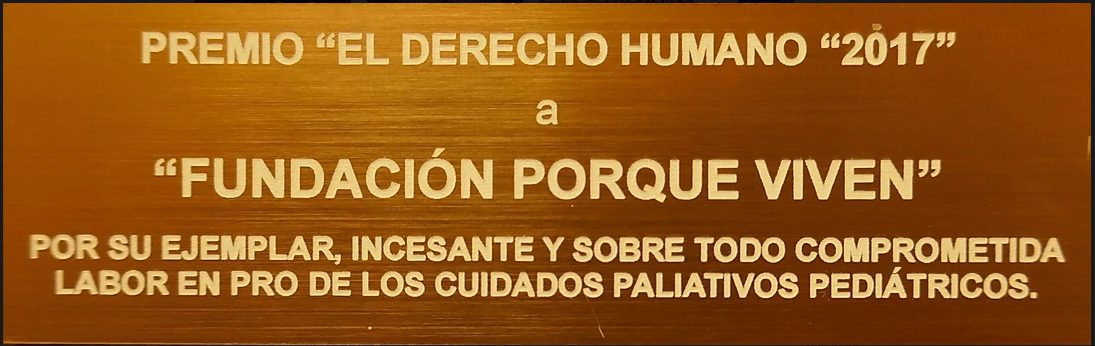 Placa dorada que reconoce a por su ejemplar labor