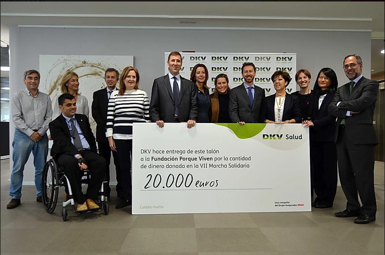 Representantes de DKV Salud entregan un cheque por 20.000 € a , impulsando