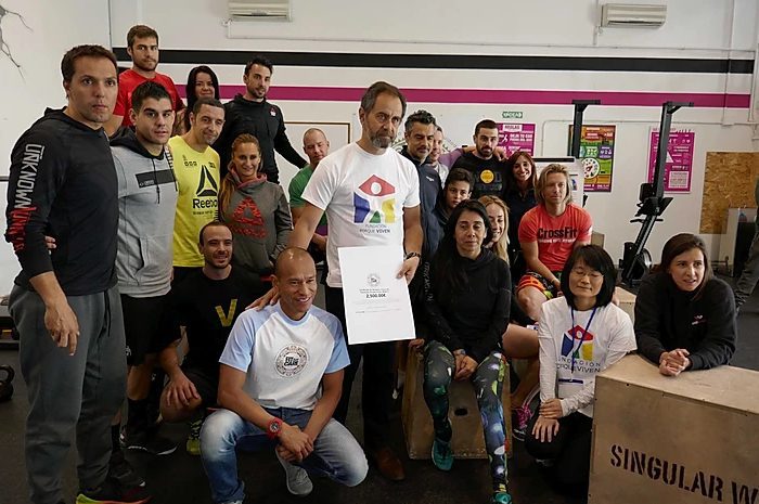 Equipo interdisciplinar Fundación porqueViven en un gimnasio de Madrid, tras recibir un reconocimiento en cuidados paliativos pediátricos
