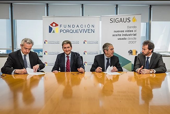 Representantes Fundación porqueViven y SIGAUS revisan acuerdos en una reunión para impulsar