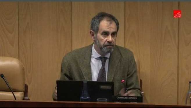 Un profesional Fundación porqueViven habla sobre en una sala de reuniones formal