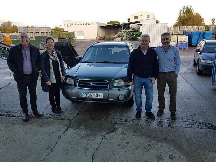 Cuatro profesionales Fundación porqueViven posan juntos ante un coche verde en Madrid, reflejando su labor en cuidados paliativos pediátricos