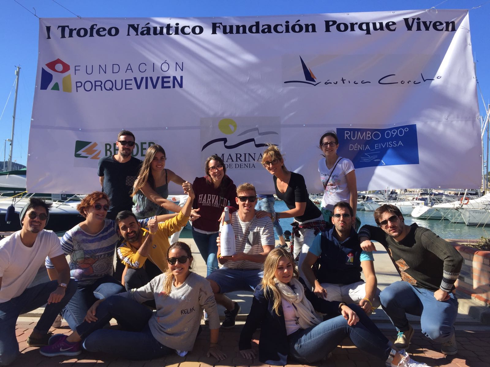 Equipo Fundación porqueViven junto a colaboradores, en un evento solidario