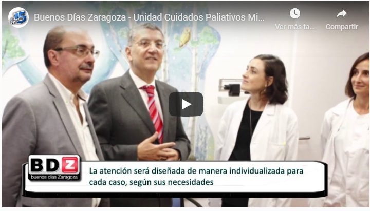 Cuatro profesionales posan juntos, destacando la atención pediátrica personalizada