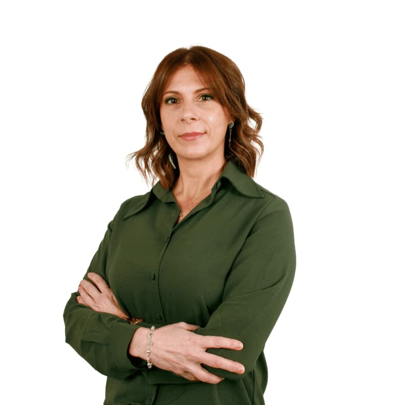 Mujer de cabello castaño ondulado y camisa verde posa con serenidad, reflejando el compromiso humano Fundación porqueViven