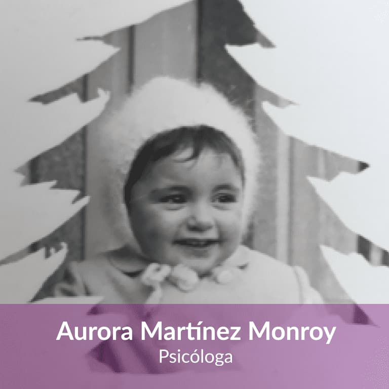 Fotografía en blanco y negro de un niño abrigado y sonriente, enmarcado por formas blancas Madrid