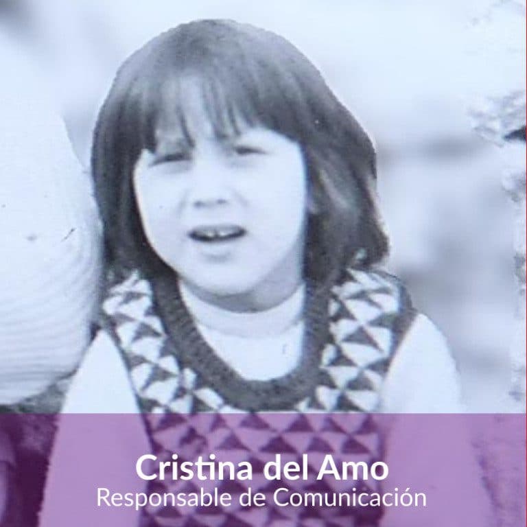 Foto en blanco y negro de una niña con suéter estampado. Banner lila: Cristina del Amo Madrid