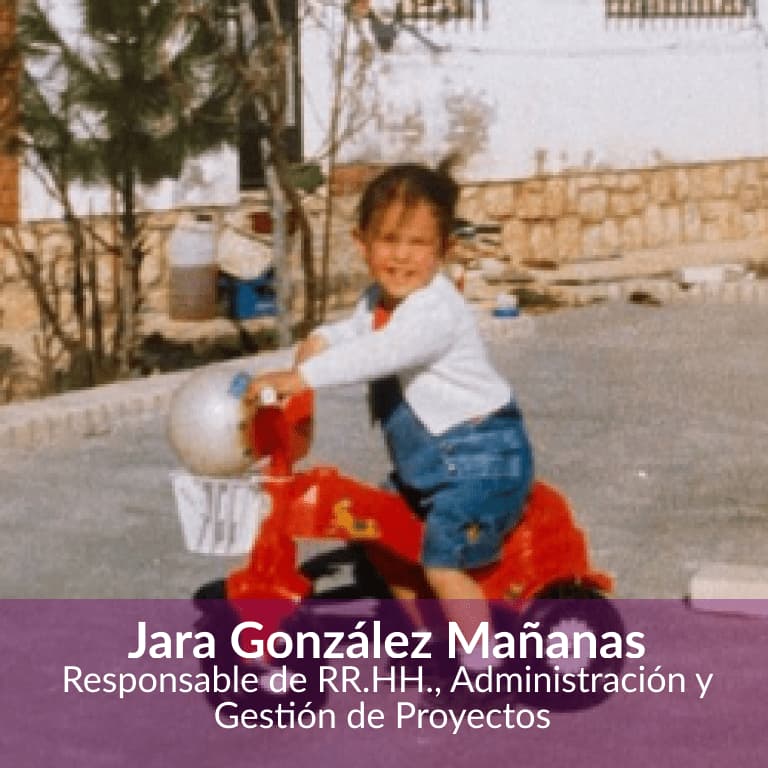 Un niño sonríe al montar una moto de juguete roja, simbolizando esperanza en cuidados paliativos pediátricos