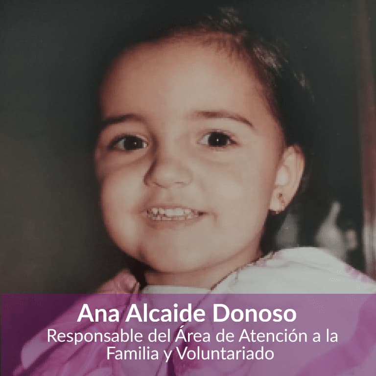 Una niña sonríe cálidamente a cámara, con ropa rosa claro. Abajo aparece: Ana Alcaide Donoso