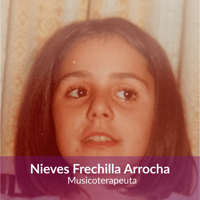 Joven con cabello castaño observa hacia arriba; fondo de cortinas beige. Nieves Frechilla, Musicoterapeuta