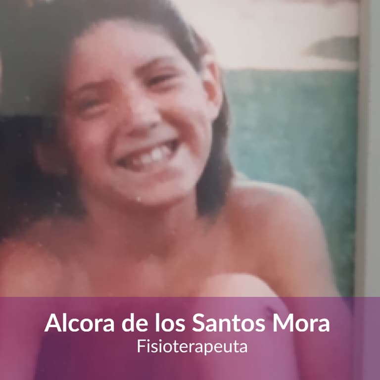 Niña sonriente al aire libre, acompañada del texto: Alcora de los Santos Mora, fisioterapeuta