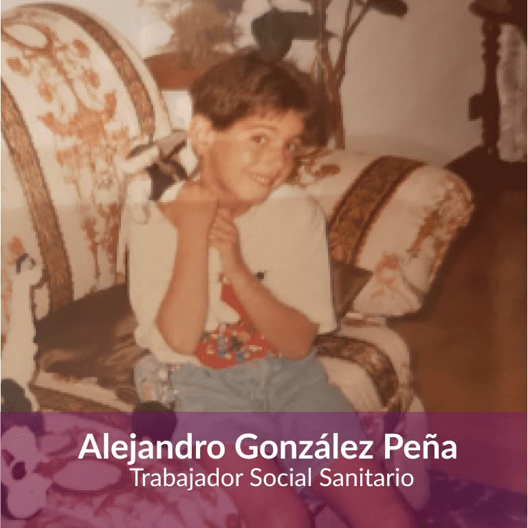 Un niño sonríe desde un sofá, mostrando serenidad. Alejandro González Peña Madrid, en el texto