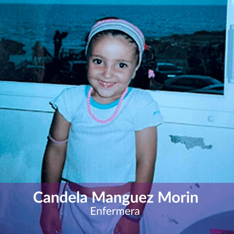 Joven junto a una ventana con vistas al mar, luce cinta y collar. Candela Manguez Morin, enfermera Fundación porqueViven