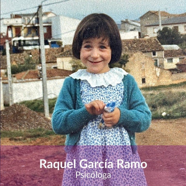 Una niña sonriente sostiene un objeto al aire libre; fondo rural. Raquel García Ramo, psicóloga Fundación porqueViven