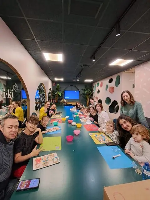 Familias en cuidados paliativos pediátricos, junto a , disfrutan de un taller de repostería creativo y acogedor