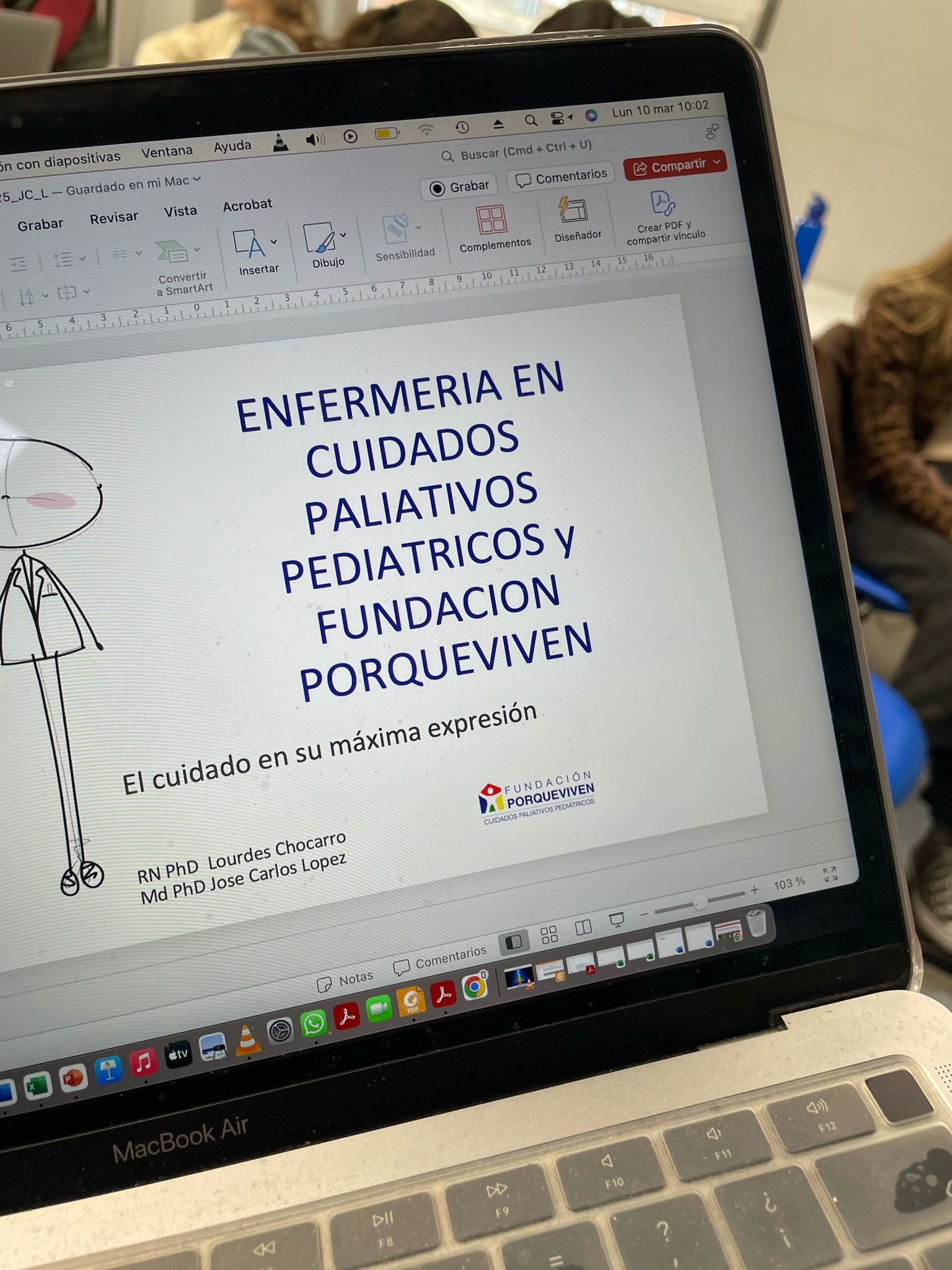 En un portátil, una diapositiva presenta la formación