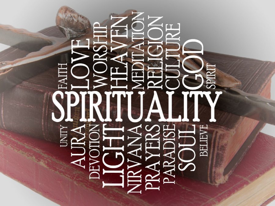 Libros antiguos y dos plumas con palabras como espiritualidad, amor y , reflejando