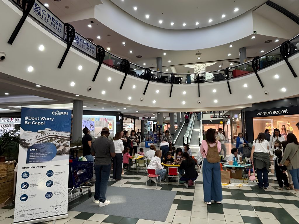 Familias y equipo Fundación porqueViven, reunidos en un centro comercial de Madrid, comparten actividades y apoyo humano