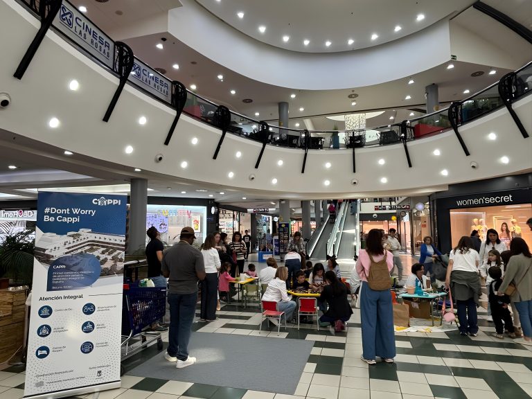 Familias y equipo Fundación porqueViven, reunidos en un centro comercial de Madrid, comparten actividades y apoyo humano