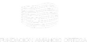 Logo minimalista de siete líneas onduladas blancas sobre "FUNDACIÓN AMANDO ORTEGA", junto a , clave ; todo sobre fondo negro