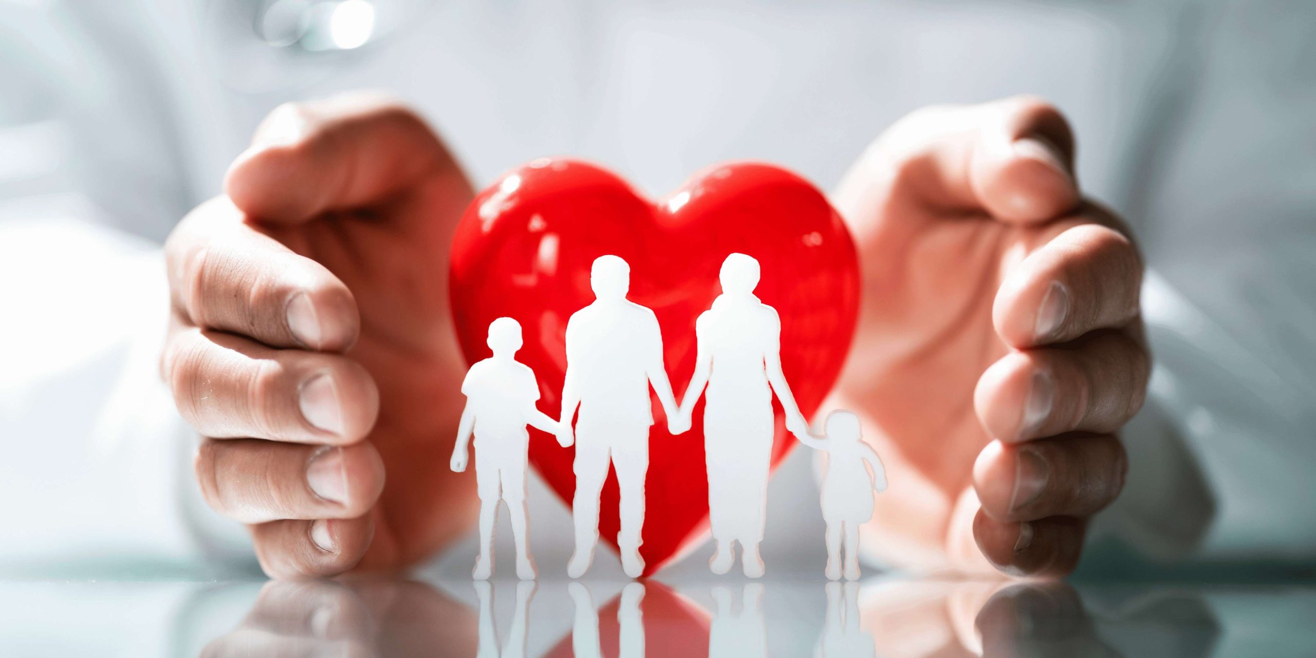 Equidad territorial para cobertura sanitaria universal Manos rodean un corazón rojo tras figuras de familia, reflejando el apoyo de CAPPI Fundación porqueViven en cuidados paliativos pediátricos en Madrid. CAPPI Fundación porqueViven
