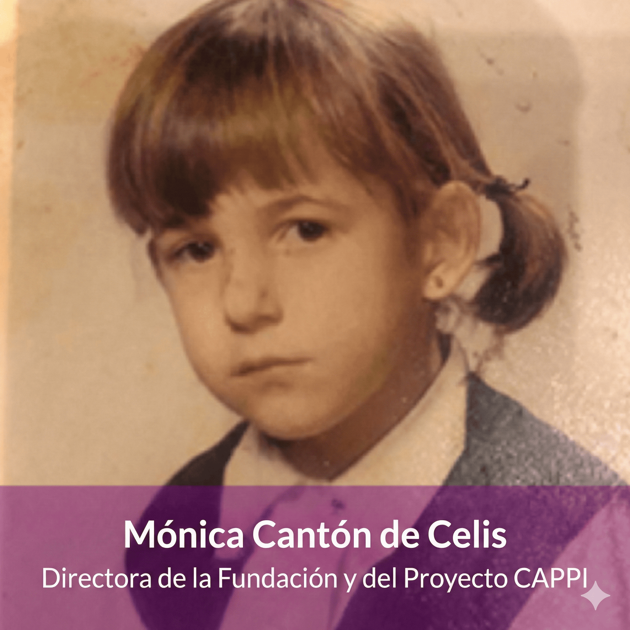 Una niña de pelo castaño recogida en coletas y uniforme escolar mira a cámara , aparece como texto junto a Mónica Cantón de Celis, directora