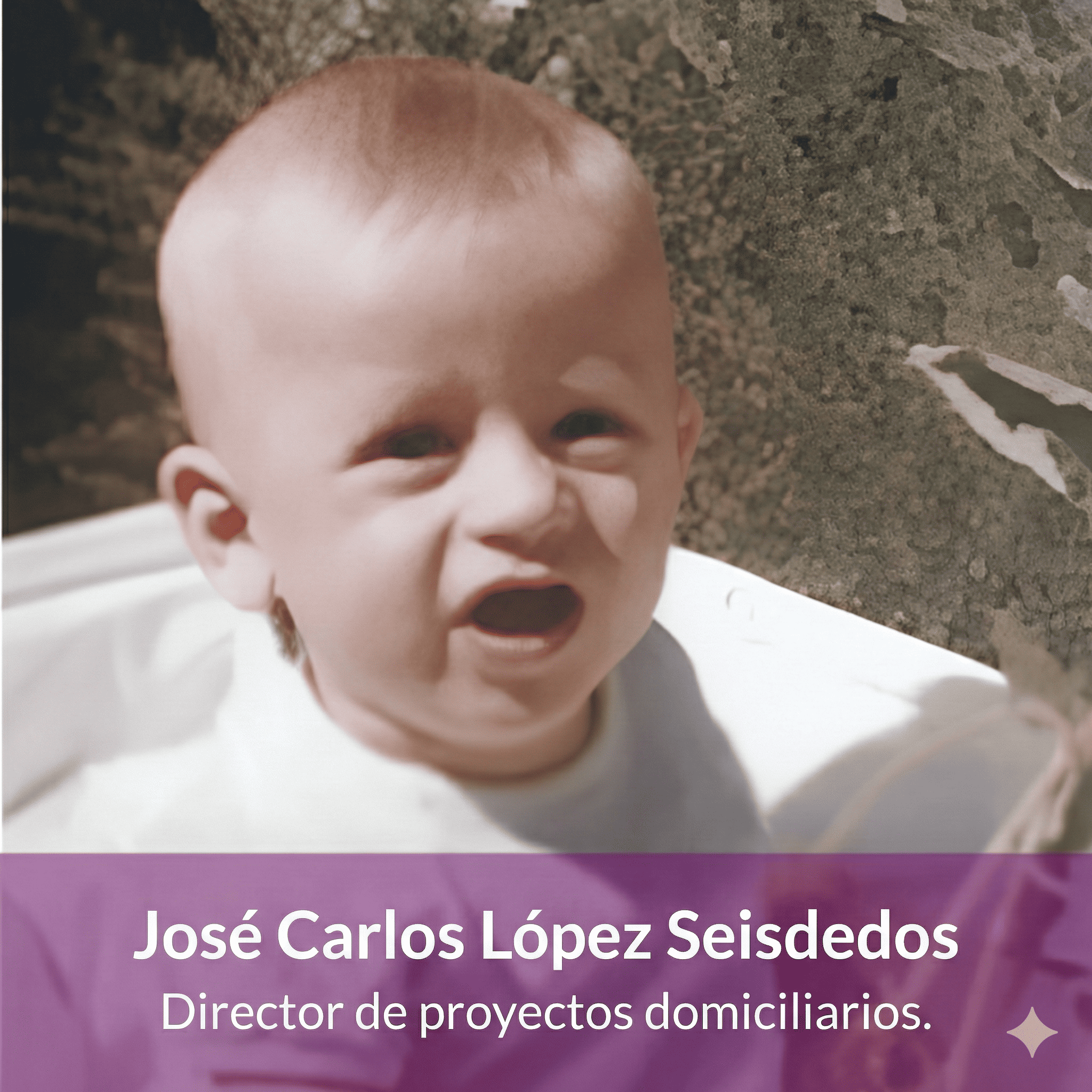 Fotografía en sepia de un bebé al aire libre, con una banda morada: José Carlos López Seisdedos