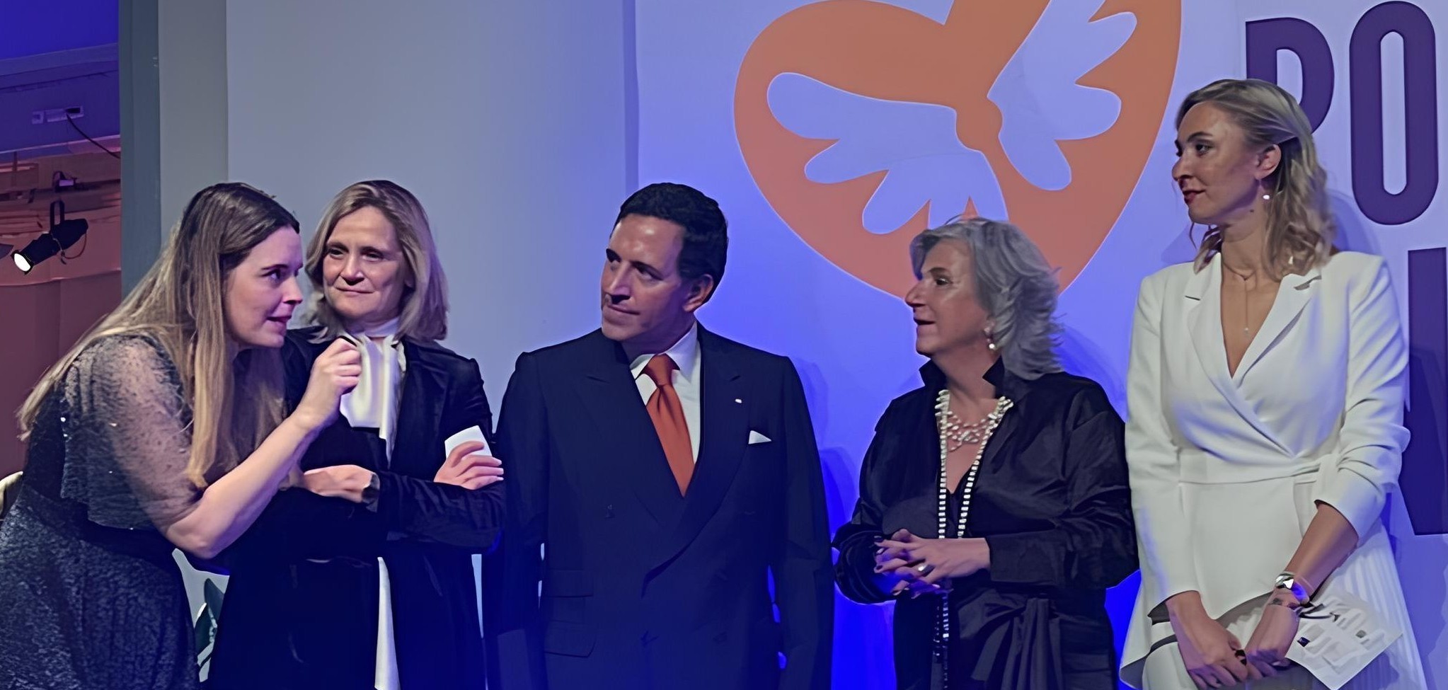 Asistentes en el escenario durante la gala solidaria Ángeles por la Infancia en Madrid con presencia de la Fundación porqueviven que trabaja en cuidados paliativos pediátricos