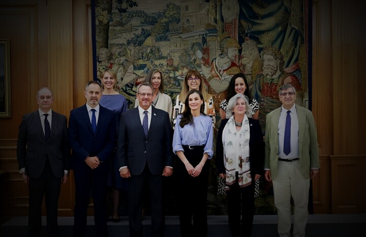 S.M. la Reina con la representación de Fundación porqueViven en el Palacio de la Zarzuela