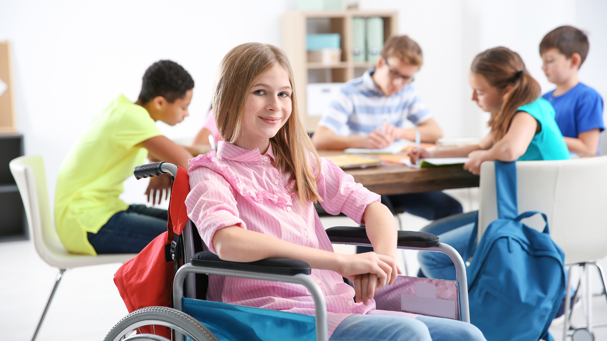 Primer día de voluntariado de acompañamiento con una niña en silla de ruedas en un entorno educativo